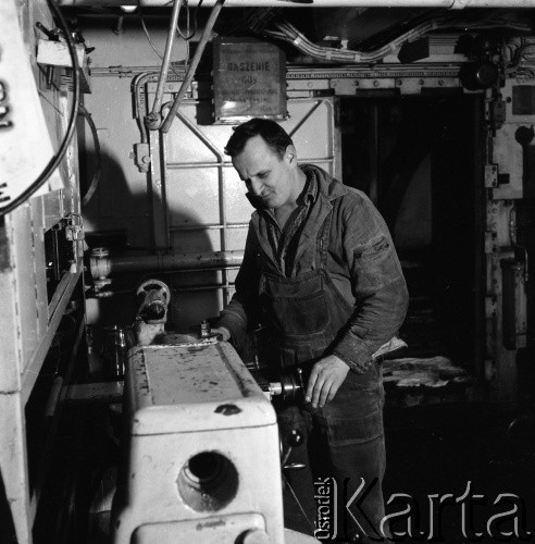 Lata 70., brak miejsca.
Pracownik techniczny na pokładzie promu m/f Gryf. Zdjęcie wykonane na trasie Świnoujście-Ystad (Szwecja).
Fot. Maciej Jasiecki, zbiory Ośrodka KARTA