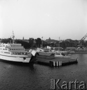 Lata 70., brak miejsca.
Prom m/f Gryf w porcie. Pływał na trasie Świnoujście-Ystad (Szwecja).
Fot. Maciej Jasiecki, zbiory Ośrodka KARTA