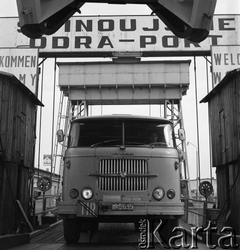 Lata 70., Świnoujście, Polska.
Ciężarówka wjeżdża na m/f Gryf. Prom pływał na trasie Świnoujście-Ystad (Szwecja).
Fot. Maciej Jasiecki, zbiory Ośrodka KARTA