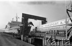 Lata 70., Świnoujście, Polska.
Prom m/f Gryf w porcie. Pływał na trasie Świnoujście-Ystad (Szwecja).
Fot. Maciej Jasiecki, zbiory Ośrodka KARTA