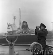 Lata 70., brak miejsca.
Marynarz z lornetką. Zdjęcie wykonane w czasie rejsu promu m/f Gryf na trasie Świnoujście-Ystad (Szwecja).
Fot. Maciej Jasiecki, zbiory Ośrodka KARTA