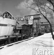 Lata 70., Świnoujście, Polska.
Prom m/f Gryf w porcie. Pływał na trasie Świnoujście-Ystad (Szwecja).
Fot. Maciej Jasiecki, zbiory Ośrodka KARTA