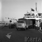 Lata 70., brak miejsca.
Ciężarówka wjeżdża z m/f Gryf. Prom pływał na trasie Świnoujście-Ystad (Szwecja).
Fot. Maciej Jasiecki, zbiory Ośrodka KARTA