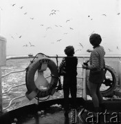 Lata 70., brak miejsca.
Dzieci na pokładzie m/f Gryf. Prom pływał na trasie Świnoujście-Ystad (Szwecja).
Fot. Maciej Jasiecki, zbiory Ośrodka KARTA