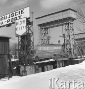 Lata 70., Świnoujście, Polska.
Ciężarówka wjeżdża na m/f Gryf. Prom pływał na trasie Świnoujście-Ystad (Szwecja).
Fot. Maciej Jasiecki, zbiory Ośrodka KARTA