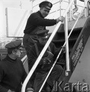 Lata 70., brak miejsca.
Załoga na pokładzie promu m/f Gryf. Zdjęcie wykonane na trasie Świnoujście-Ystad (Szwecja).
Fot. Maciej Jasiecki, zbiory Ośrodka KARTA