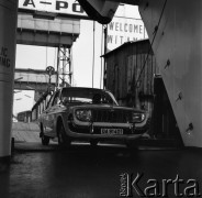 Lata 70., Świnoujście, Polska.
Samochód wjeżdża na m/f Gryf. Prom pływał na trasie Świnoujście-Ystad (Szwecja).
Fot. Maciej Jasiecki, zbiory Ośrodka KARTA