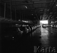 Lata 70., Świnoujście, Polska.
Samochody na m/f Gryf. Prom pływał na trasie Świnoujście-Ystad (Szwecja).
Fot. Maciej Jasiecki, zbiory Ośrodka KARTA