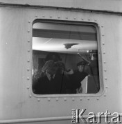Lata 70., brak miejsca.
Marynarz z lornetką. Zdjęcie wykonane w czasie rejsu promu m/f Gryf na trasie Świnoujście-Ystad (Szwecja).
Fot. Maciej Jasiecki, zbiory Ośrodka KARTA
