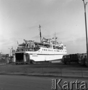 Lata 70., brak miejsca.
Prom m/f Gryf w porcie. Pływał na trasie Świnoujście-Ystad (Szwecja).
Fot. Maciej Jasiecki, zbiory Ośrodka KARTA