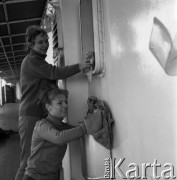 Lata 70., brak miejsca.
Pracownicy techniczni na pokładzie promu m/f Gryf. Zdjęcie wykonane na trasie Świnoujście-Ystad (Szwecja).
Fot. Maciej Jasiecki, zbiory Ośrodka KARTA