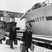 Lata 70., Świnoujście, Polska.
Pasażerowie w porcie. Zdjęcie wykonane w czasie rejsu promu m/f Gryf na trasie Świnoujście-Ystad (Szwecja).
Fot. Maciej Jasiecki, zbiory Ośrodka KARTA