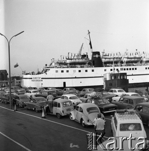 Lata 70., brak miejsca.
Prom m/f Gryf w porcie. Pływał na trasie Świnoujście-Ystad (Szwecja).
Fot. Maciej Jasiecki, zbiory Ośrodka KARTA