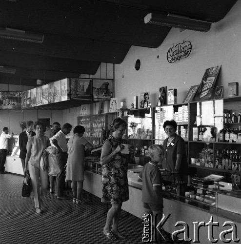 Lata 70., Polska.
Bufet Orbisu.
Fot. Maciej Jasiecki, zbiory Ośrodka KARTA