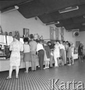 Lata 70., Polska.
Bufet Orbisu.
Fot. Maciej Jasiecki, zbiory Ośrodka KARTA