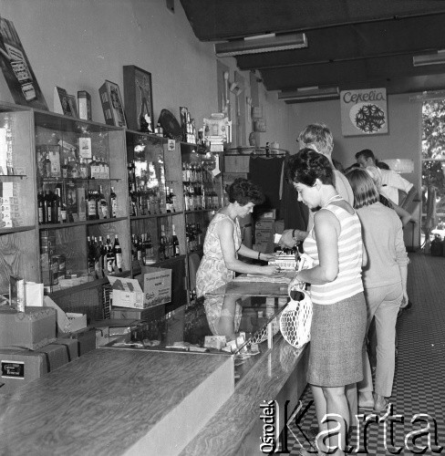Lata 70., Polska.
Bufet Orbisu.
Fot. Maciej Jasiecki, zbiory Ośrodka KARTA