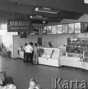 Lata 70., Polska.
Bufet Orbisu.
Fot. Maciej Jasiecki, zbiory Ośrodka KARTA