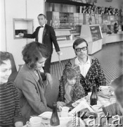 Lata 70., Polska.
Bufet Orbisu.
Fot. Maciej Jasiecki, zbiory Ośrodka KARTA