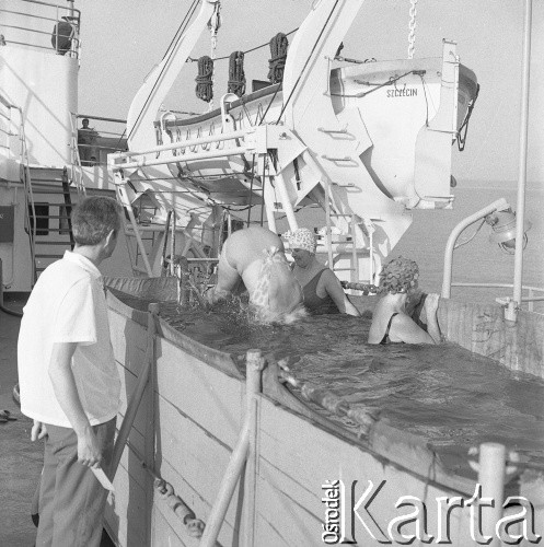 Lata 70., brak miejsca.
Basen na pokładzie statku. Zdjęcie wykonane w czasie rejsu MS Bieszczady, statku Polskiej Żeglugi Morskiej.
Fot. Maciej Jasiecki, zbiory Ośrodka KARTA