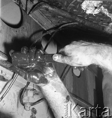 Lata 70., brak miejsca.
Mechanik okrętowy przy pracy. Zdjęcie wykonane w czasie rejsu MS Bieszczady, statku Polskiej Żeglugi Morskiej.
Fot. Maciej Jasiecki, zbiory Ośrodka KARTA