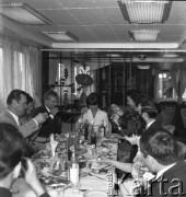 Lata 70., brak miejsca.
Kapitan żeglugi wielkiej Danuta Kobylińska-Walas  z załogą w mesie na pokładzie MS Bieszczady.
Fot. Maciej Jasiecki, zbiory Ośrodka KARTA