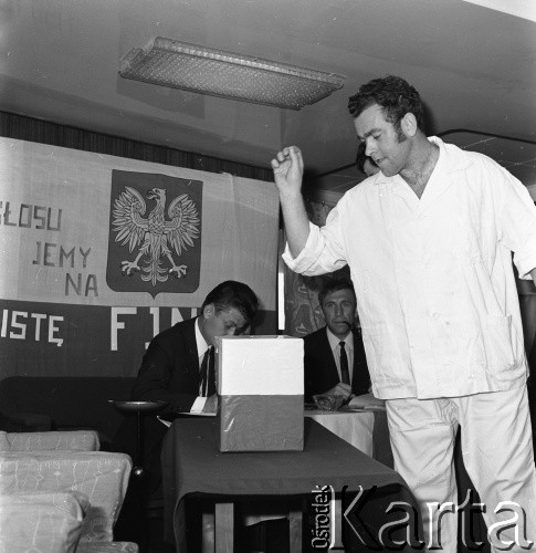 Lata 70., brak miejsca.
Wybory w czasie rejsu MS Bieszczady, statku Polskiej Żeglugi Morskiej.
Fot. Maciej Jasiecki, zbiory Ośrodka KARTA