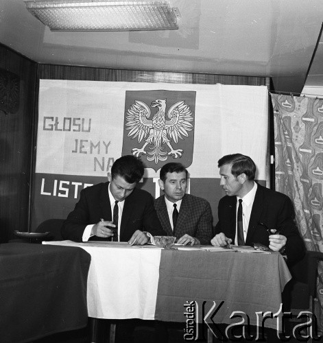 Lata 70., brak miejsca.
Wybory w czasie rejsu MS Bieszczady, statku Polskiej Żeglugi Morskiej.
Fot. Maciej Jasiecki, zbiory Ośrodka KARTA