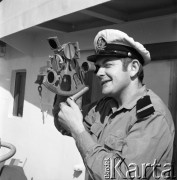 Lata 70., brak miejsca.
Oficer marynarki Czesław Walas na pokładzie MS Bieszczady.
Fot. Maciej Jasiecki, zbiory Ośrodka KARTA