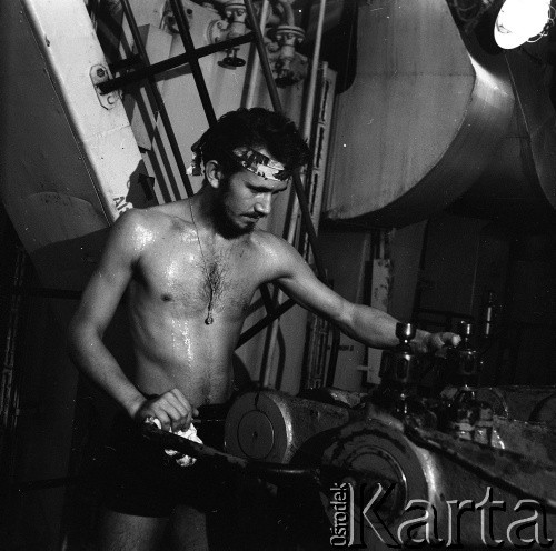 Lata 70., brak miejsca.
Mechanik okrętowy. Zdjęcie wykonane w czasie rejsu MS Bieszczady, statku Polskiej Żeglugi Morskiej.
Fot. Maciej Jasiecki, zbiory Ośrodka KARTA