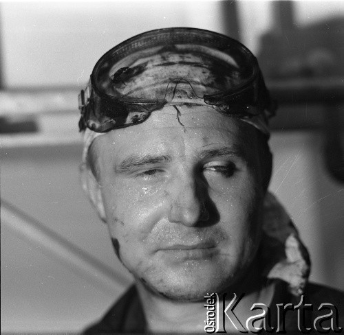 Lata 70., brak miejsca.
Mechanik okrętowy. Zdjęcie wykonane w czasie rejsu MS Bieszczady, statku Polskiej Żeglugi Morskiej.
Fot. Maciej Jasiecki, zbiory Ośrodka KARTA