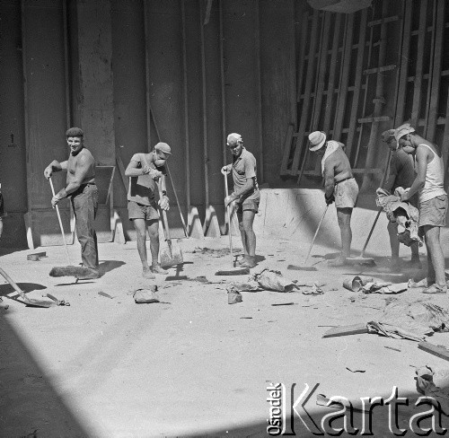 Lata 70., brak miejsca.
Czyszczenie ładowni. Zdjęcie wykonane w czasie rejsu MS Bieszczady, statku Polskiej Żeglugi Morskiej.
Fot. Maciej Jasiecki, zbiory Ośrodka KARTA