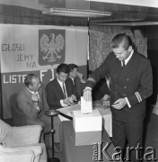 Lata 70., brak miejsca.
Wybory w czasie rejsu MS Bieszczady, statku Polskiej Żeglugi Morskiej.
Fot. Maciej Jasiecki, zbiory Ośrodka KARTA