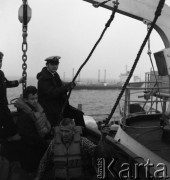 Lata 70., brak miejsca.
Załoga wraca z portu. Zdjęcie wykonane w czasie rejsu MS Bieszczady, statku Polskiej Żeglugi Morskiej.
Fot. Maciej Jasiecki, zbiory Ośrodka KARTA