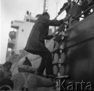 Lata 70., brak miejsca.
Powrót z lądu, mężczyzna wspina sią na burtę MS Bieszczady.
Fot. Maciej Jasiecki, zbiory Ośrodka KARTA