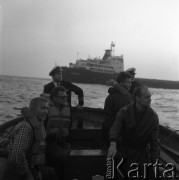 Lata 70., brak miejsca.
Załoga wraca z portu. Zdjęcie wykonane w czasie rejsu MS Bieszczady, statku Polskiej Żeglugi Morskiej.
Fot. Maciej Jasiecki, zbiory Ośrodka KARTA