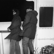Lata 70., brak miejsca.
Kapitan żeglugi wielkiej Danuta Kobylińska-Walas ps. „Żaba” z członkiem załogi na pokładzie dowodzonego przez siebie statku.
Fot. Maciej Jasiecki, zbiory Ośrodka KARTA