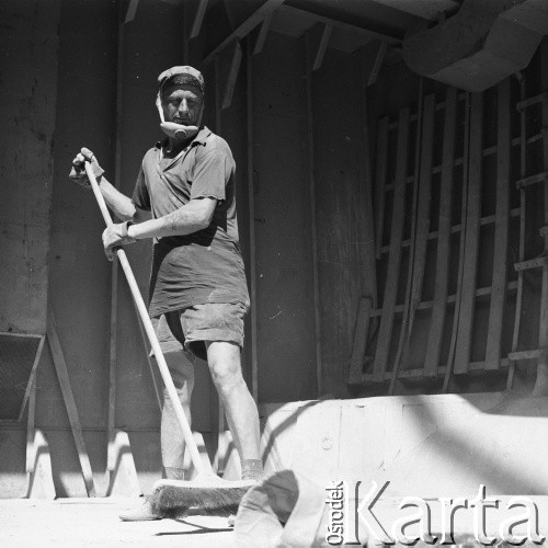 Lata 70., brak miejsca.
Czyszczenie ładowni. Zdjęcie wykonane w czasie rejsu MS Bieszczady, statku Polskiej Żeglugi Morskiej.
Fot. Maciej Jasiecki, zbiory Ośrodka KARTA