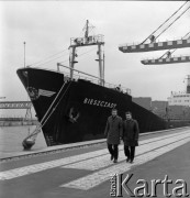 Lata 70., Szczecin, Polska.
Statek Polskiej Żeglugi Morskiej MS Bieszczady w porcie.
Fot. Maciej Jasiecki, zbiory Ośrodka KARTA