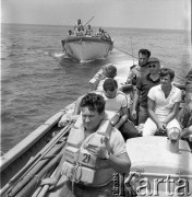 Lata 70., brak miejsca.
Załoga schodzi na ląd po zawinięciu do portu. Zdjęcie wykonane w czasie rejsu MS Bieszczady, statku Polskiej Żeglugi Morskiej.
Fot. Maciej Jasiecki, zbiory Ośrodka KARTA