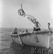 Lata 70., brak miejsca.
Załoga schodzi na ląd po zawinięciu do portu. Zdjęcie wykonane w czasie rejsu MS Bieszczady, statku Polskiej Żeglugi Morskiej.
Fot. Maciej Jasiecki, zbiory Ośrodka KARTA