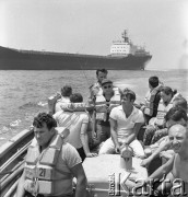 Lata 70., brak miejsca.
Załoga schodzi na ląd po zawinięciu do portu. Zdjęcie wykonane w czasie rejsu MS Bieszczady, statku Polskiej Żeglugi Morskiej.
Fot. Maciej Jasiecki, zbiory Ośrodka KARTA