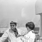 Lata 70., brak miejsca.
Kapitan Danuta Kobylińska-Walas z mężem Czesławem Walasem. Zdjęcie wykonane w czasie rejsu MS Bieszczady, statku Polskiej Żeglugi Morskiej.
Fot. Maciej Jasiecki, zbiory Ośrodka KARTA