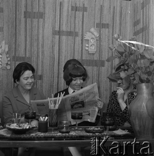 Lata 70., brak miejsca.
Kapitan Danuta Kobylińska-Walas. Zdjęcie wykonane w czasie rejsu MS Bieszczady, statku Polskiej Żeglugi Morskiej.
Fot. Maciej Jasiecki, zbiory Ośrodka KARTA