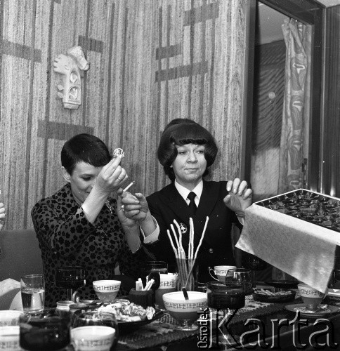 Lata 70., brak miejsca.
Kapitan Danuta Kobylińska-Walas z nieznanymi osobami. Zdjęcie wykonane w czasie rejsu MS Bieszczady, statku Polskiej Żeglugi Morskiej.
Fot. Maciej Jasiecki, zbiory Ośrodka KARTA