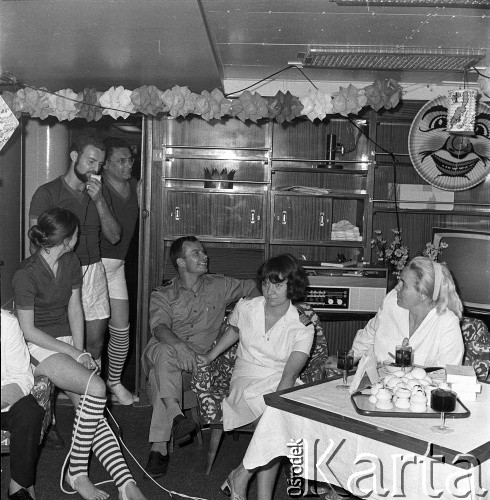 Lata 70., brak miejsca.
Kapitan Danuta Kobylińska-Walas z nieznanymi osobami. Zdjęcie wykonane w czasie rejsu MS Bieszczady, statku Polskiej Żeglugi Morskiej.
Fot. Maciej Jasiecki, zbiory Ośrodka KARTA