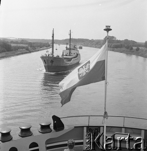 Lata 70., brak miejsca.
Polska bandera. Zdjęcie wykonane w czasie rejsu MS Bieszczady, statku Polskiej Żeglugi Morskiej.
Fot. Maciej Jasiecki, zbiory Ośrodka KARTA