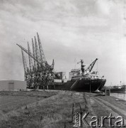 Lata 70., brak miejsca.
Załadunek MS Bieszczady, statku Polskiej Żeglugi Morskiej.
Fot. Maciej Jasiecki, zbiory Ośrodka KARTA