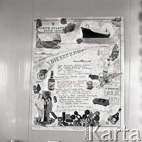 Lata 70., brak miejsca.
Plakat satyryczny dotyczący rejsu. Zdjęcie wykonane w czasie rejsu MS Bieszczady, statku Polskiej Żeglugi Morskiej.
Fot. Maciej Jasiecki, zbiory Ośrodka KARTA