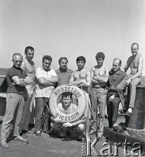 Lata 70., brak miejsca.
Załoga. Zdjęcie wykonane w czasie rejsu MS Bieszczady, statku Polskiej Żeglugi Morskiej.
Fot. Maciej Jasiecki, zbiory Ośrodka KARTA