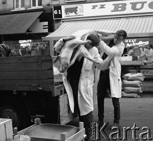 Lata 70., Dublin, Irlandia.
Dostawa mięsa. Zdjęcie wykonane w czasie rejsu MS Bieszczady, statku Polskiej Żeglugi Morskiej.
Fot. Maciej Jasiecki, zbiory Ośrodka KARTA